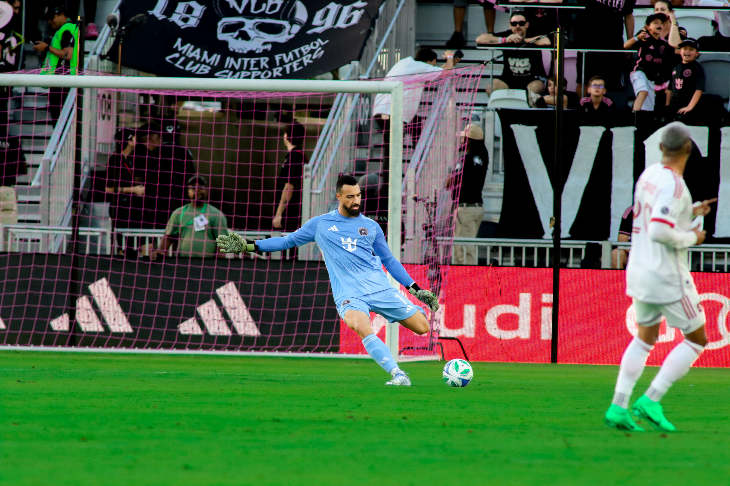 Inter Miami goalkeeper Drake Callender delivers a powerful long clearance from his box, pushing play deep into Toronto FC’s half and relieving pressure on his defense.